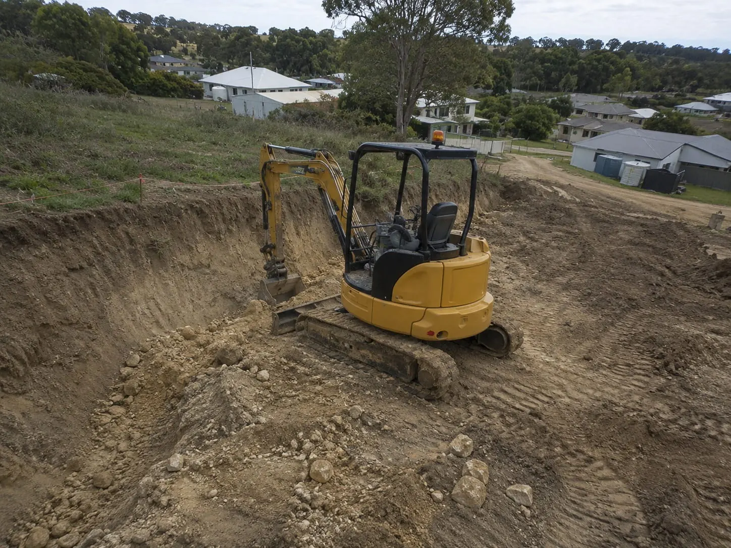 Digger cutting into a slope on an Auckland section